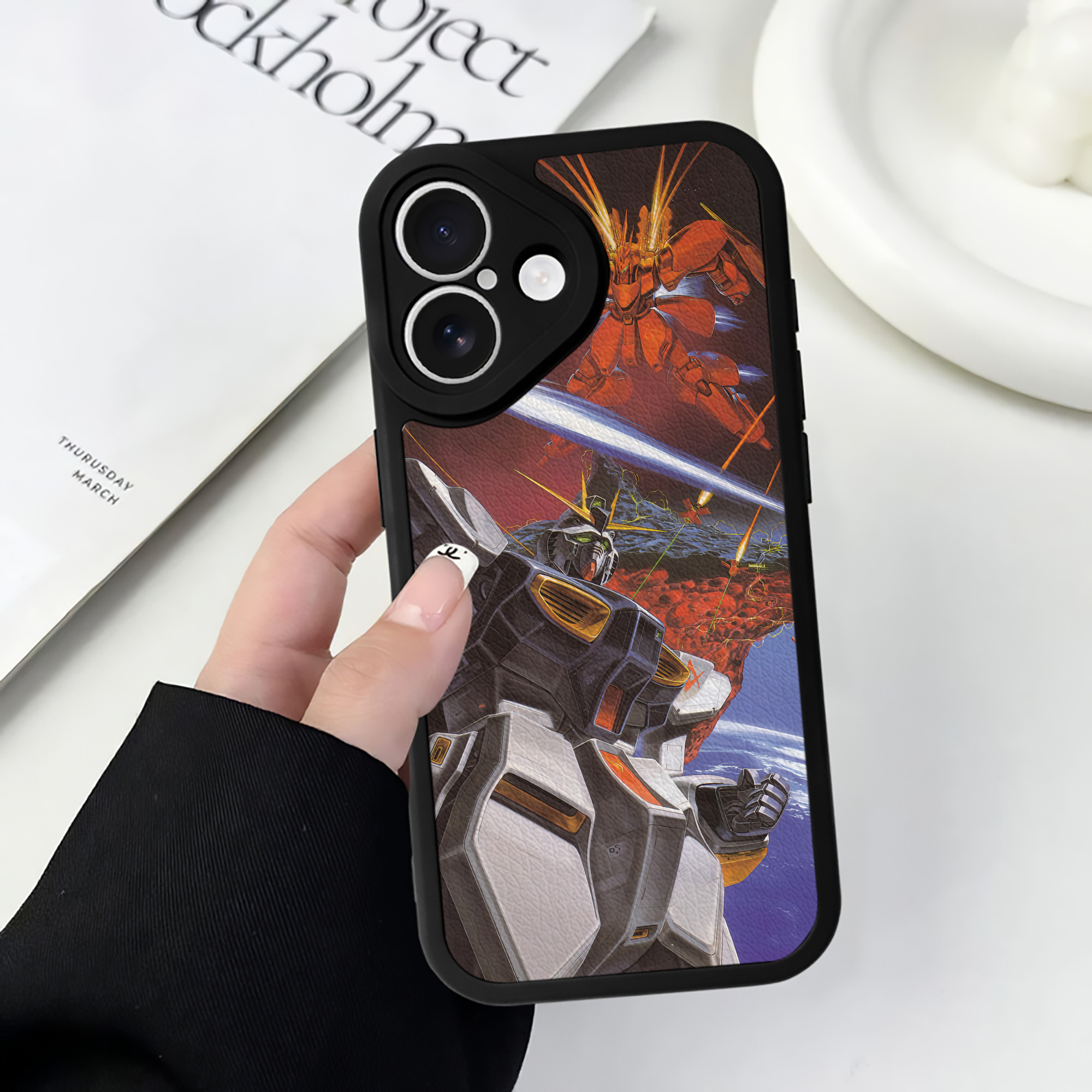（画像用） 機動戦士ガンダム Mobile Suit Gundam 【iPhone 16シリーズ対応】シリコンスマホケース（レザー調） 材質：シリコン